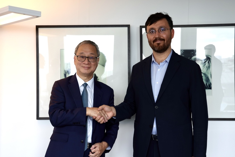Le ministre de la Culture Li Yuan (gauche) rencontre le directeur du CNC Gaetan 
Bruel (droite), à Paris (photo : ministère de la Culture)