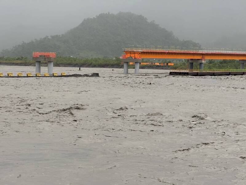 Route emportée par les eaux dans le comté Hualien, suite au typhon Ragasa (photo CNA)