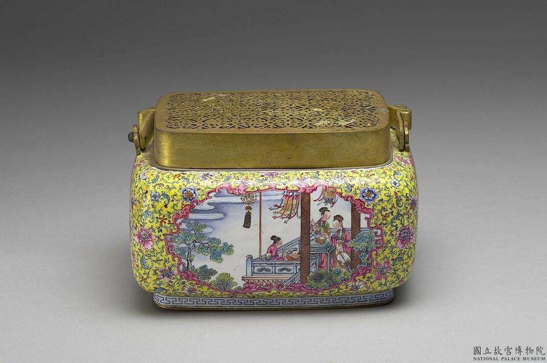 Image 1-1: Chauffe-mains en cuivre avec figures en émail peint (source MNP)