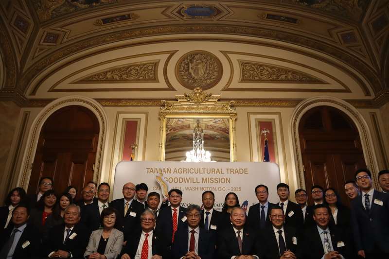 Une délégation agricole taïwanaise en visite aux Etats-Unis a signé hier trois lettres d'intention avec des associations du secteur agricole américain, s'engageant à ce que Taïwan achète pour une valeur de 10 milliards de dollars américains de produits agricoles américains au cours des quatre prochaines années (Image : CNA)