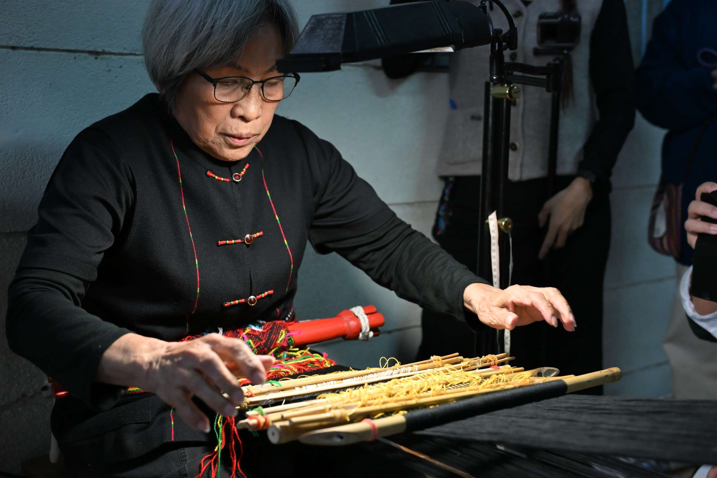 Le ministère de la Culture a annoncé la reconnaissance de Sunay Paelabang de la tribu aborigène Puyuma comme « Trésor national vivant » pour ses efforts de préservation et de transmission des techniques de tissage traditionnelles "tenun" (photo fournie par le ministère de la Culture)