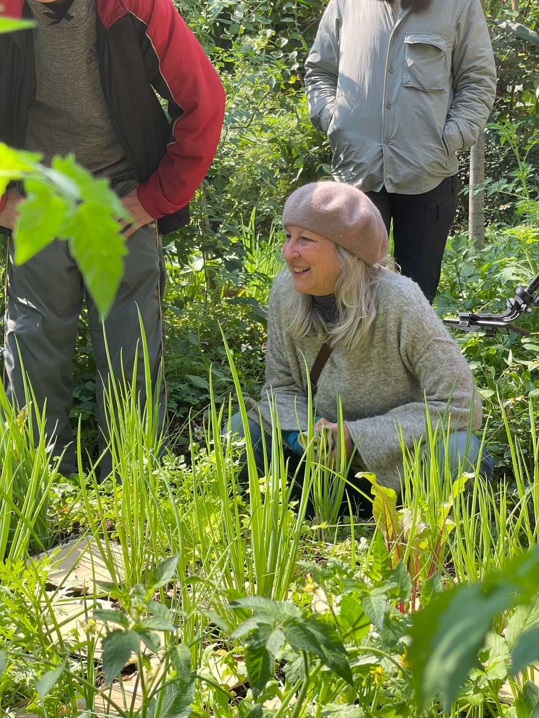 Tammy Turner, dans un jardin de permaculture dont elle a guidé la création à Taïwan (photo : FB 臺中市食農敎育發展協會)