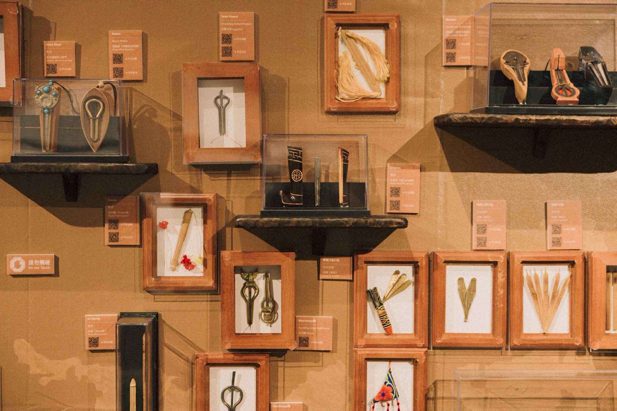 Exposition de guimbardes du monde a Miaoli, un code QR à côté de chaque guimbarde permet d'écouter le son de l'instrument (photo Tēnn Khái-Khiam, aimable crédit) (faire défiler les photos)
