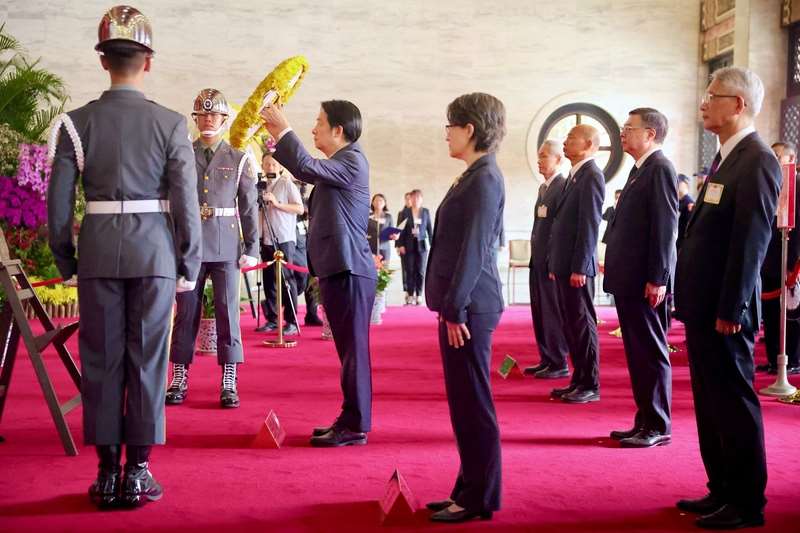Le président taïwanais Lai Ching-te (賴清德) et la vice-présidente Hsiao Bi-khim (蕭美琴) se sont rendus aujourd'hui au Sanctuaire des martyrs de la révolution, à Taipei, pour commémorer la fin de la Seconde Guerre mondiale et de la seconde guerre sino-japonaise (Image : CNA)