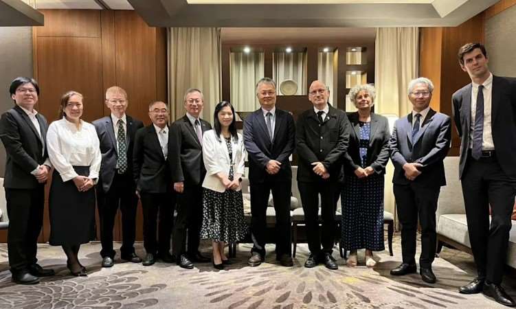 Le président du Campus Campus Condorcet, Pierre-Paul Zalio, invité par le ministère taïwanais de l'Education à Taïwan, avec la professeure Pascale Laborier. Ici, ils sont accueillis par le vice-ministre Liu Kuo-wei (劉國偉) (photo fournie par le ministère de l'Education)