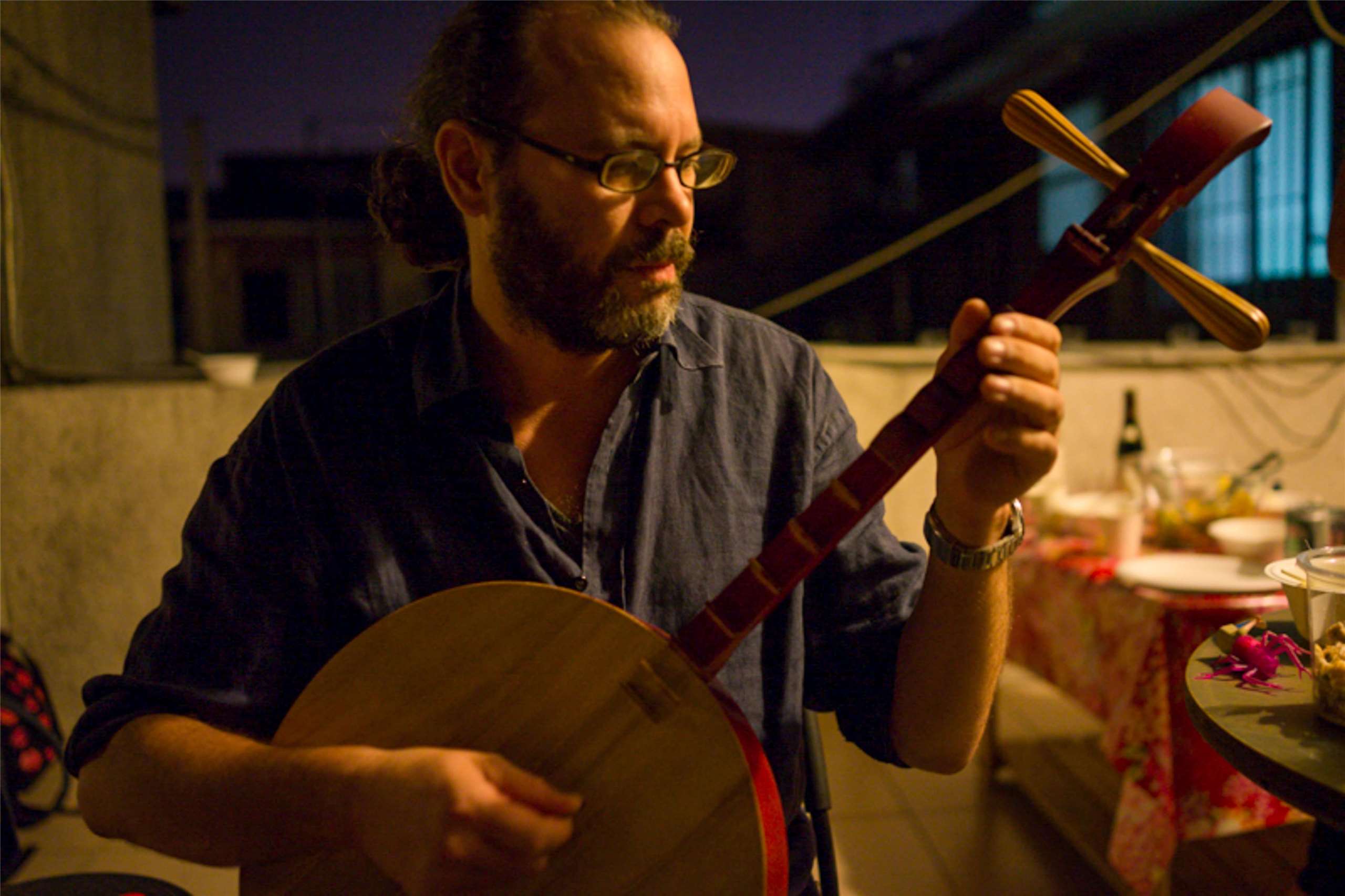 Arnaud Lechat à la Yueqin, guitare taïwanaise en forme de lune (photo : Sasa) 