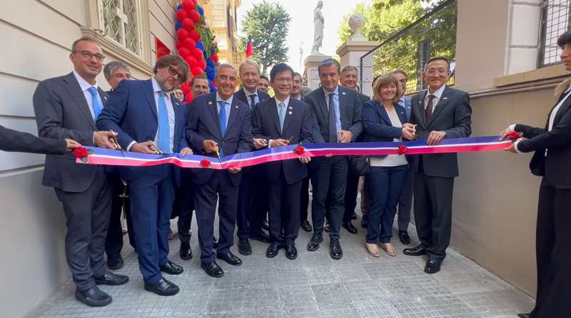 Le ministre des Affaires étrangères taïwanais Lin Chia-lung (林佳龍) a effectué une rare visite en Italie hier pour assister à la cérémonie d'inauguration du bureau de représentation taïwanais à Rome, qui a été entièrement rénové, l'occasion également de rencontrer des parlementaires italiens (Image : CNA)