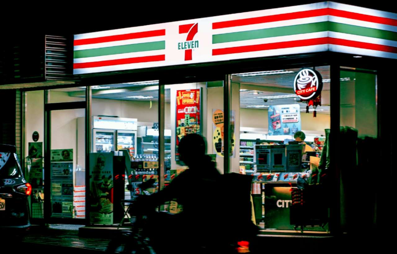 Enseigne d'un Seven Eleven, boutique de proximité à Taïwan (source Unsplash photo d'Andrew Haimerl)
