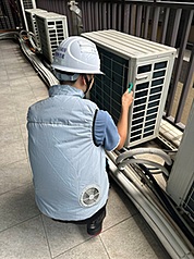 Un technicien portant une veste ventilée au travail (photo : CNA)
