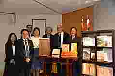 Signature d'un accord entre la Bibliothèque nationale de Taïwan et le campus Condorcet en France pour la création d'un "centre de ressources en sinologie de Taïwan", à l'occasion de la visite à Taïwan de Pierre-Paul Zalio, président du campus Condorcet et de la professeure Pascale Laborier (photo CNA)