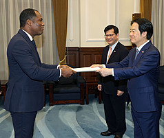 L'ambassadeur d'Haïti, Roudy Stanley Penn, présente ses lettres de créance au président taïwanais Lai Ching-te (photo CNA)

