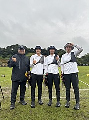 Les archères taïwanaises médaillées d'or et leur entraîneur (photo CNA)

