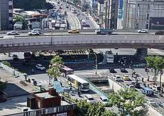 Rond-point de Gongguan : une voie souterraine pour les bus, une route surélevée, et un rond-point au croisement d'axes routiers majeurs de la capitale (photo CNA)
