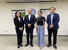 L’équipe de recherche dirigée par James Liao (2e g.), président de l’Academia Sinica,  a publié sa dernière recherche sur la construction du tout premier système de fixation de CO₂ à double cycle dans les plantes dans la revue internationale Science (photo CNA)