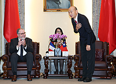 La délégation sénatoriale française reçue par le président du Parlement Han Kuo-yu (photo CNA)