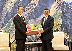 Le Premier ministre offre des fruits au directeur de l'Association pour les échanges Japon-Taïwan, Shuzo Sumi (photo CNA)