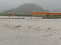 Route emportée par les eaux dans le comté Hualien, suite au typhon Ragasa (photo CNA)