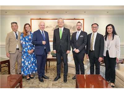 Le sénateur tchèque Pavel Fischer reçu par le vice-ministre des Affaires étrangères François Wu Chih-chung (吳志中) (photo fournie par la Diplomatie)