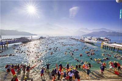 Plus de 24 000 nageurs participent à la traversée annuelle du lac du Soleil et de la lune (Image : Gouvernement du comté de Nantou)