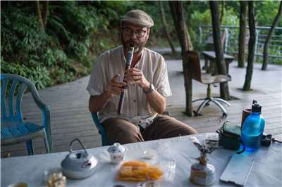 Arnaud Lechat emportait toujours des instruments de musique avec lui en randonnée (photo : Vandy Rattana)