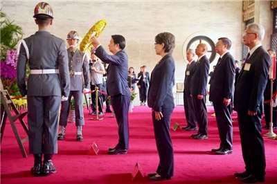 Le président taïwanais Lai Ching-te (賴清德) et la vice-présidente Hsiao Bi-khim (蕭美琴) se sont rendus aujourd'hui au Sanctuaire des martyrs de la révolution, à Taipei, pour commémorer la fin de la Seconde Guerre mondiale et de la seconde guerre sino-japonaise (Image : CNA)