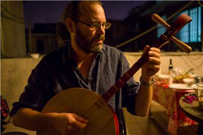 Arnaud Lechat à la Yueqin, guitare taïwanaise en forme de lune (photo : Sasa) 