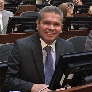 le sénateur colombien José Luis Pérez Oyuela, un ancien président de la commission des affaires étrangères au sein du Sénat colombien (Image : Facebook / SERVIR Un Compromiso de Vida)
