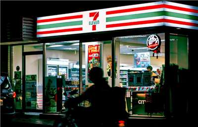 Enseigne d'un Seven Eleven, boutique de proximité à Taïwan (source Unsplash photo d'Andrew Haimerl)