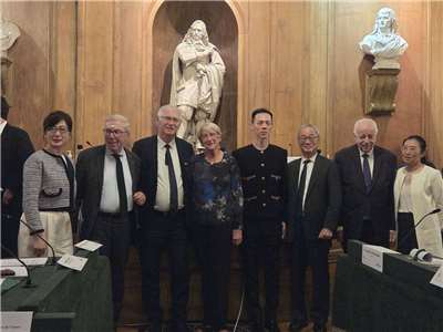 Le ministre de la Culture, Li Yuan (troisième à partir de la droite), présidant la cérémonie de remise du 28e Prix de la Fondation culturelle franco-taïwanaise à Paris. Les lauréats 2025 sont Jean-Marc Thérouanne (troisième à partir de la gauche), cofondateur et directeur artistique du Festival international du film asiatique de Vesoul, et Benson Tsai (quatrième à partir de la droite), directeur artistique de la compagnie B.DANCE. (Photo RTI 江昭倫)
