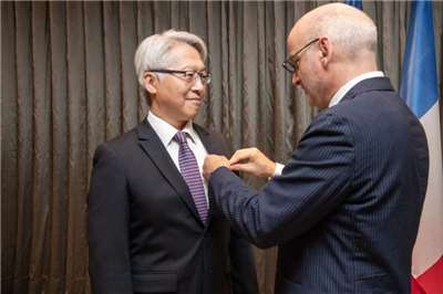 Pierre-Paul Zalio a remis la légion d'honneur à James Liao (廖俊智), président de l'Academia Sinica (Image : Academia Sinica)
