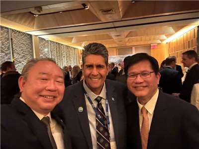 Le chef de la Diplomatie taïwanaise Lin Chia-lung aux côtés du président des Palaos Surangel S. Whipps Jr. et du représentant taïwanais aux Etats-Unis Alexander Yui (photo du compte FB du bureau présidentiel de la république de Palau)