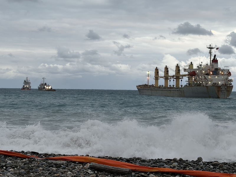 Le vraquier panaméen échoué sur la côte est remorqué jusqu'au port de Hualien sans fuite de carburant (Image : Agence des garde-côtes)