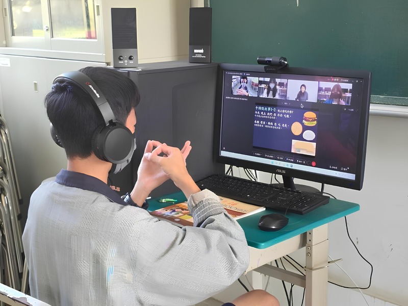 Cour à distance de la langue des signes (photo, CNA)