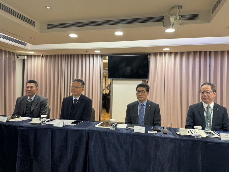 Clay Sun (2e à g.), directeur général de Eva Air, annonce la prochaine liaison aérienne entre Taipei et Washington en juillet prochain (photo, CNA) 