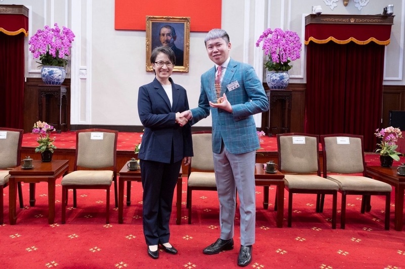 La vice-présidente de la République Hsiao Bi-khim (à g.) a reçu le 4 janvier le tailleur Li Chien-yeh (à d.) primé en Corée du Sud à titre de "Gold Finger".  (photo, CNA)