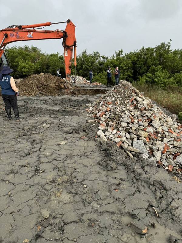 Dépôt et l'enfouissement illégal de déchets de construction à Tainan (Photo CNA fournie par les procureurs de Tainan)