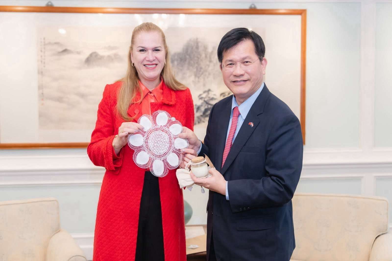 Echange de souvenirs entre la ministre paraguyenne de la Santé María Teresa Barán (à g.) et le ministre taïwanais des Affaires étrangères Lin Chia-lung (à d.) (photo, MOFA)