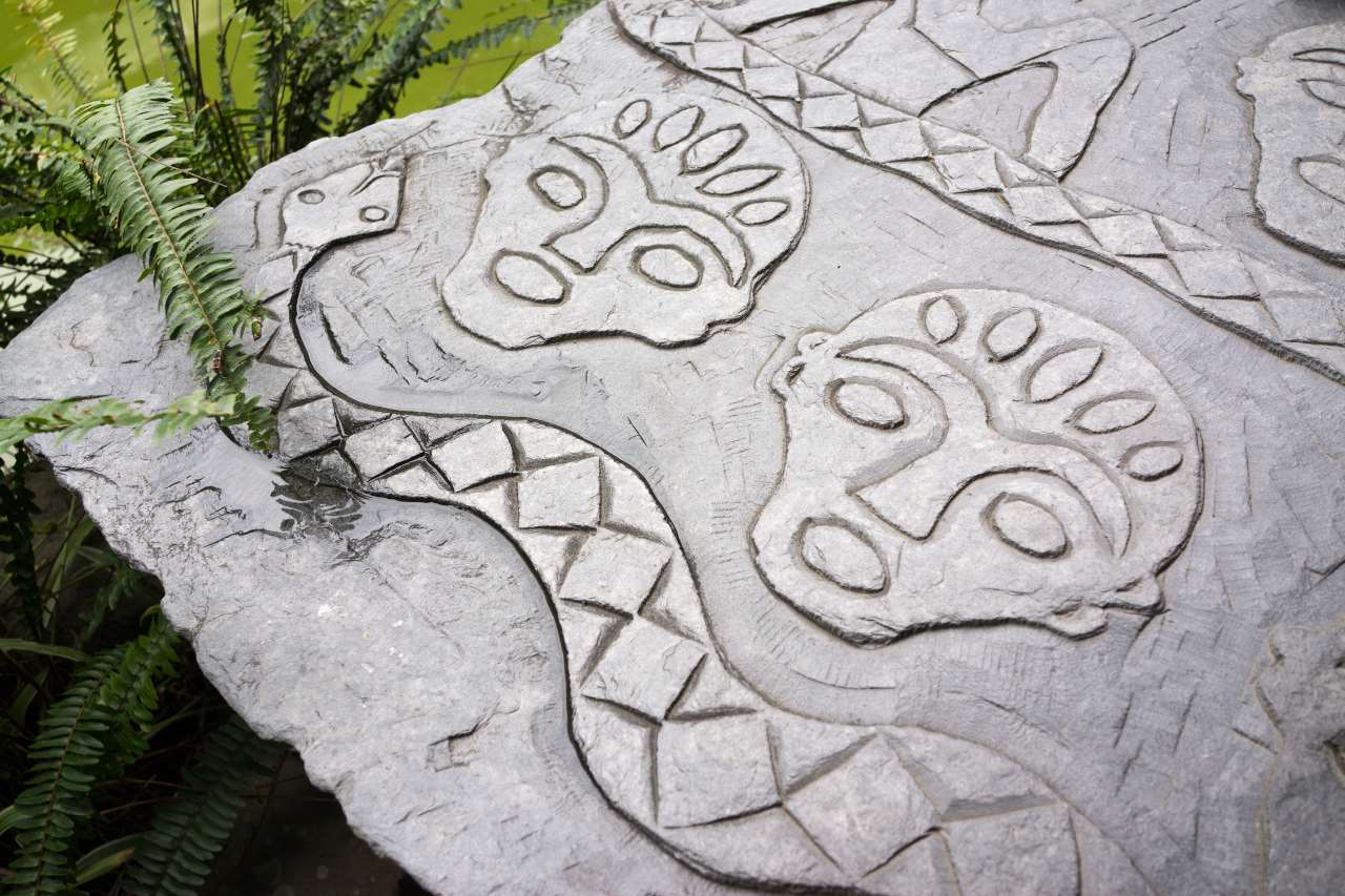 Le serpent « aux cent pas » (百步蛇), en version Paiwan représenté ici sur une table réalisée par Sakuliu Pavavaljung (archive © Sasa)