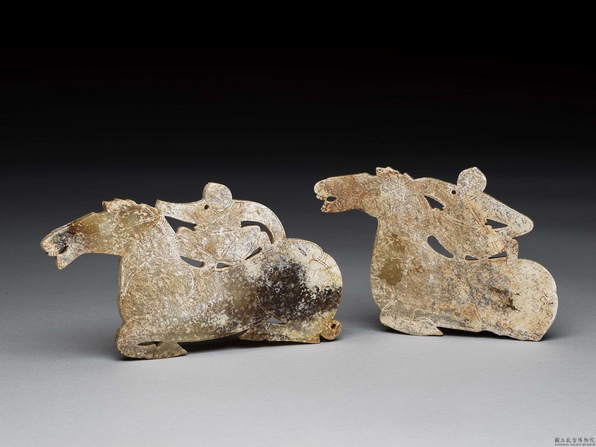 Pendentif Pei en jade représentant des cavaliers à cheval (source MNP)