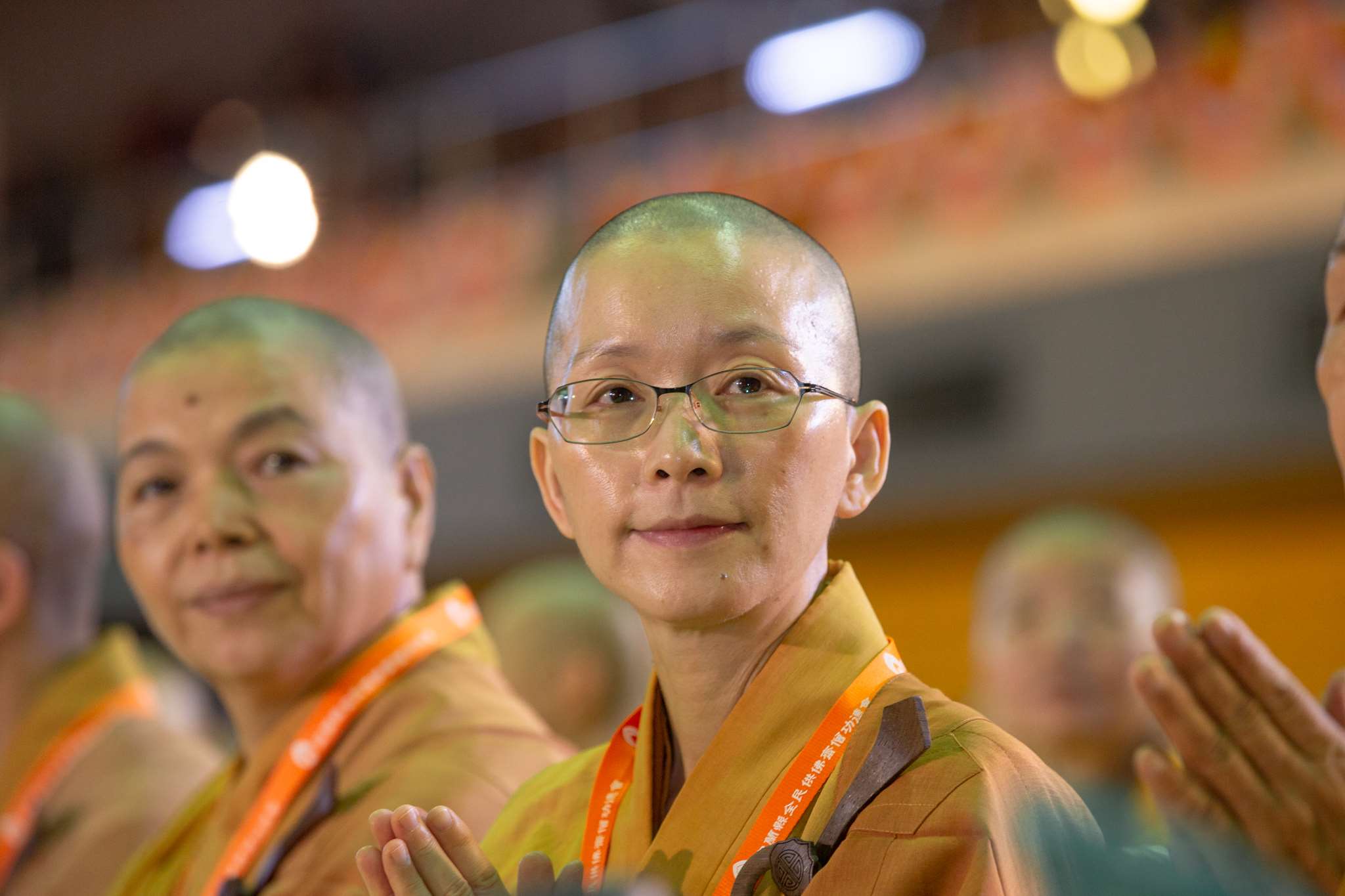 Nonne bouddiste participant à une cérémonie officielle (photo : palais présidentiel, Wikimedia commons)