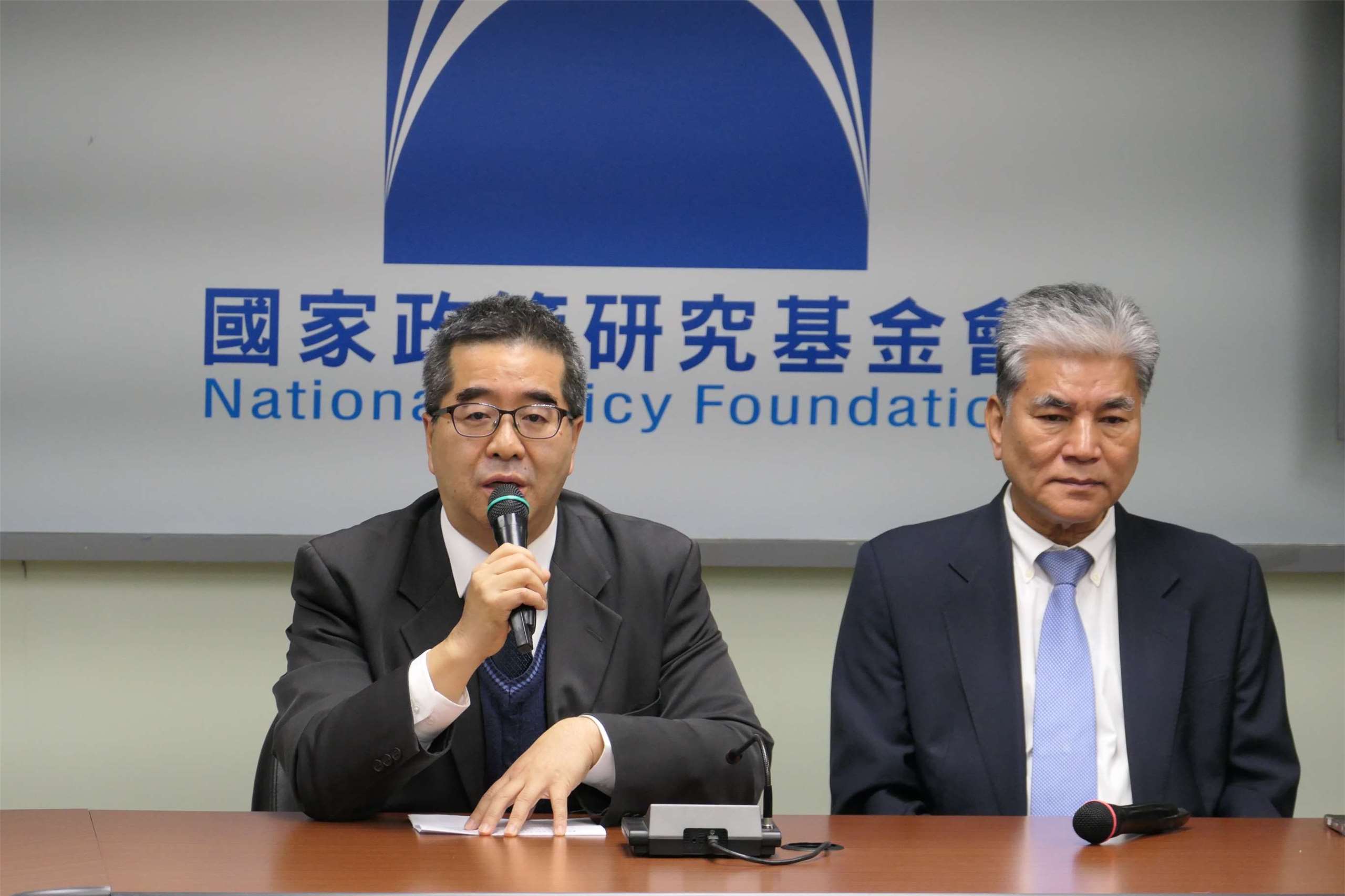 Le vice-président du KMT Hsiao Hsu-tsen (à g.) annonce son prochain voyage en Chine (photo, Rti)