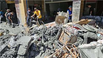 Débris et boue sur la route après les inondations à Guangfu (photo Rti)