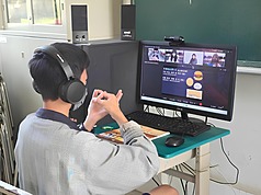 Cour à distance de la langue des signes (photo, CNA)