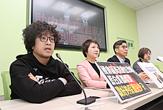 Conférence de presse de plusieurs députés du DPP dont Puma Shen (au premier plan) pour dénoncer la révélation par des médias d'Etat chinois sur les réseaux sociaux de son lieu de domicile personnel (photo : CNA)