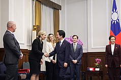 Le président Lai Ching-te reçoit trois députés canadiens (photo CNA)