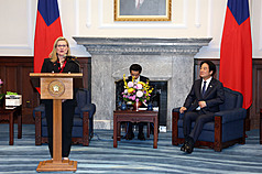 Le président Lai Ching-te rencontre la maire de Phoenix Kate Gallego (Image : CNA)