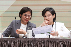 Yang Jen-ni (à gauche) et Cheng Li-chun (à droite) qui étaient à la tête de la partie taïwanaise pour la négociation des droits de douane avec les Etats-Unis (photo : CNA)
