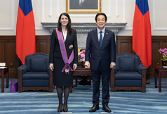 Markéta Pekarová Adamová décorée par Lai Ching-te (photo : palais présidentiel)