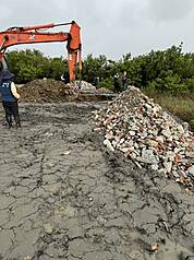 Dépôt et l'enfouissement illégal de déchets de construction à Tainan (Photo CNA fournie par les procureurs de Tainan)