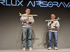 Le président de Starlux Airlines Chang Kuo-wei (à g.) et l'artiste japonais Hajime Soroyama (à d.) présentent deux moquettes de A350-1000 pour illustrer les œuvres d'art  en préparation de ce dernier (photo, CNA)